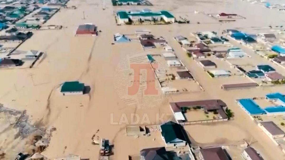 Дома в Жанаозене затопило водой