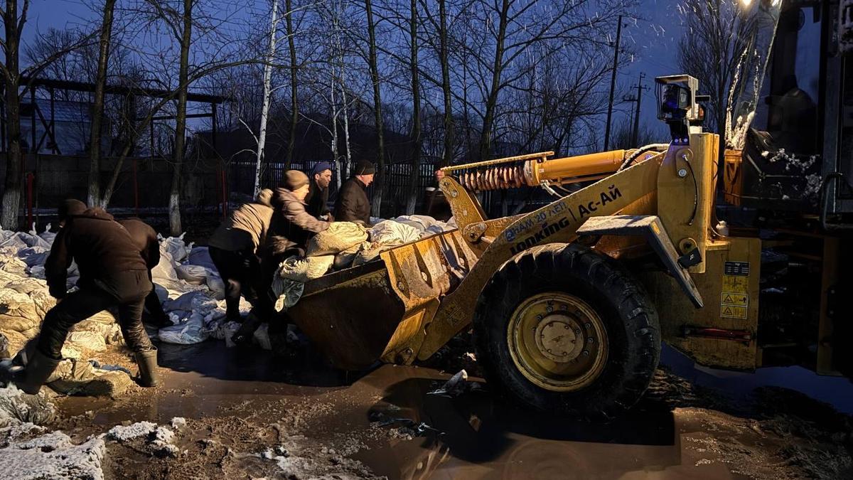 Спасатели устраняют последствия паводков Спасатели устраняют последствия паводков