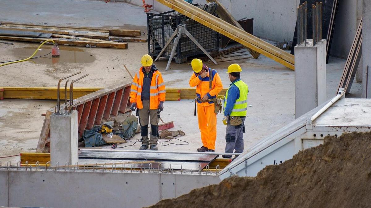 Рабочие на стройке