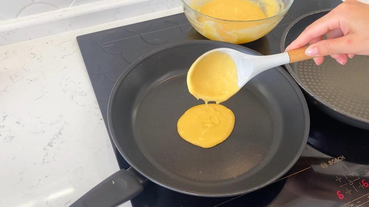 На сковороду выкладывают тесто