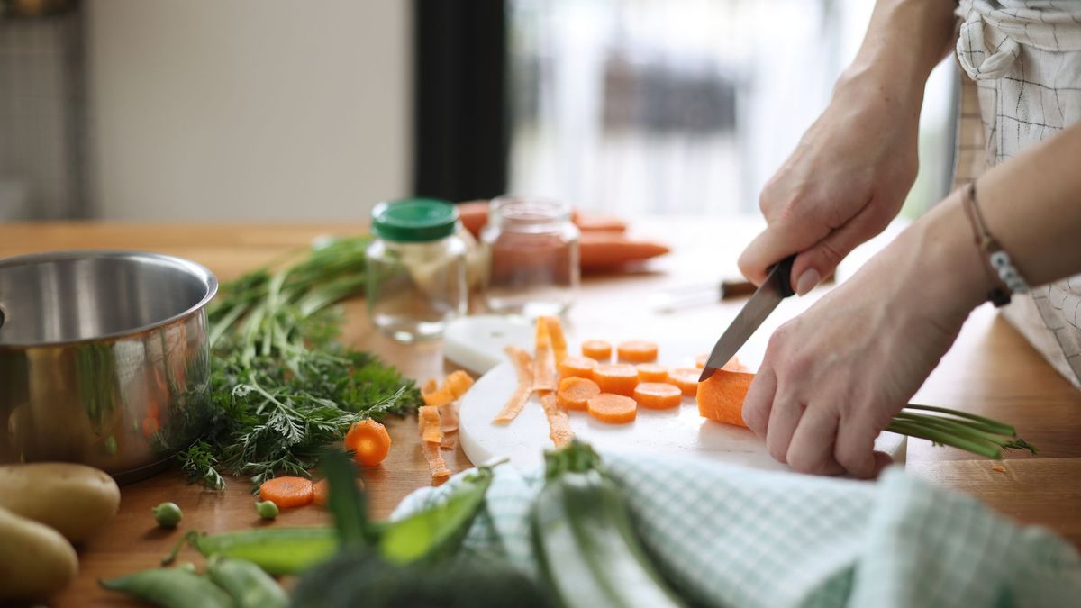 Женщина режет овощи