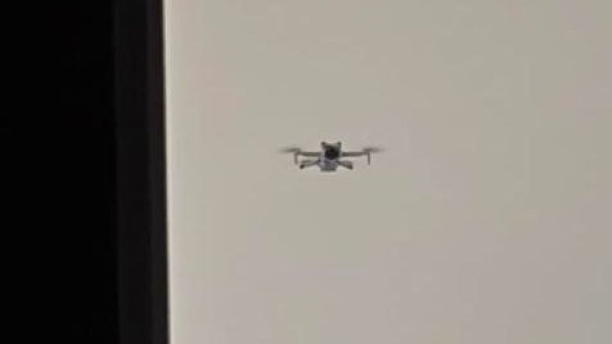 Дрон в окне
