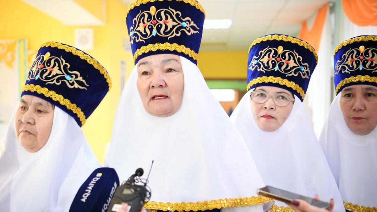 Әжелер сұхбат беруде Әжелер сұхбат беруде