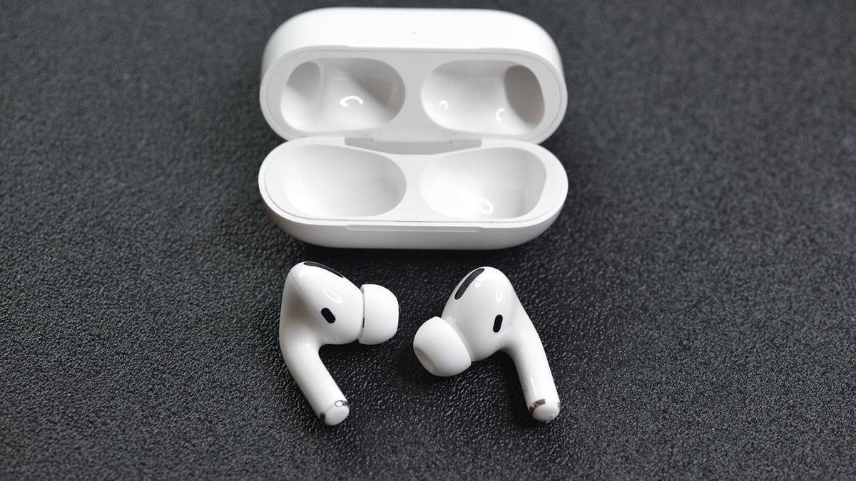 AirPods на столе