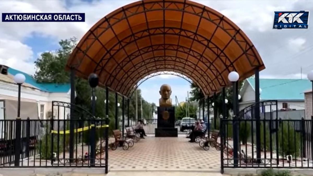 Вход в сквер в Шалкаре Вход в сквер в Шалкаре