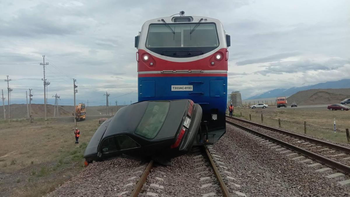 Пойызға соғылған жеңіл автокөлік Пойызға соғылған жеңіл автокөлік