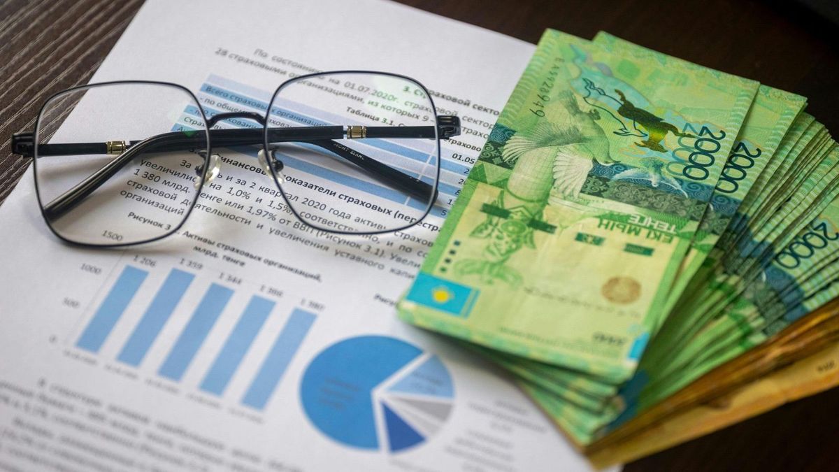 Купюры  и очки лежат на отчете