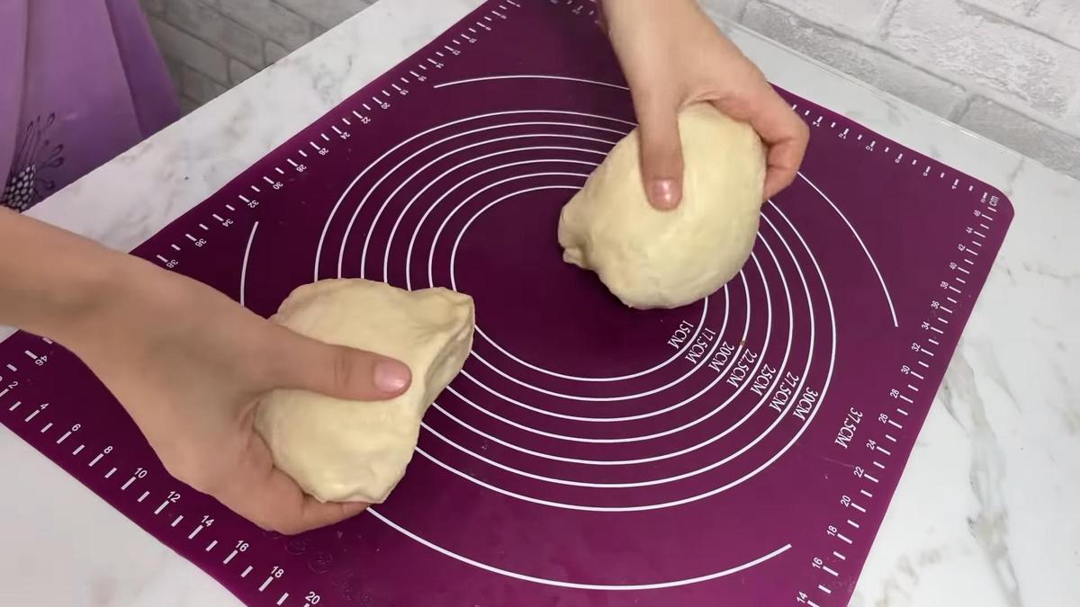 На рабочей поверхности разделенное на части тесто