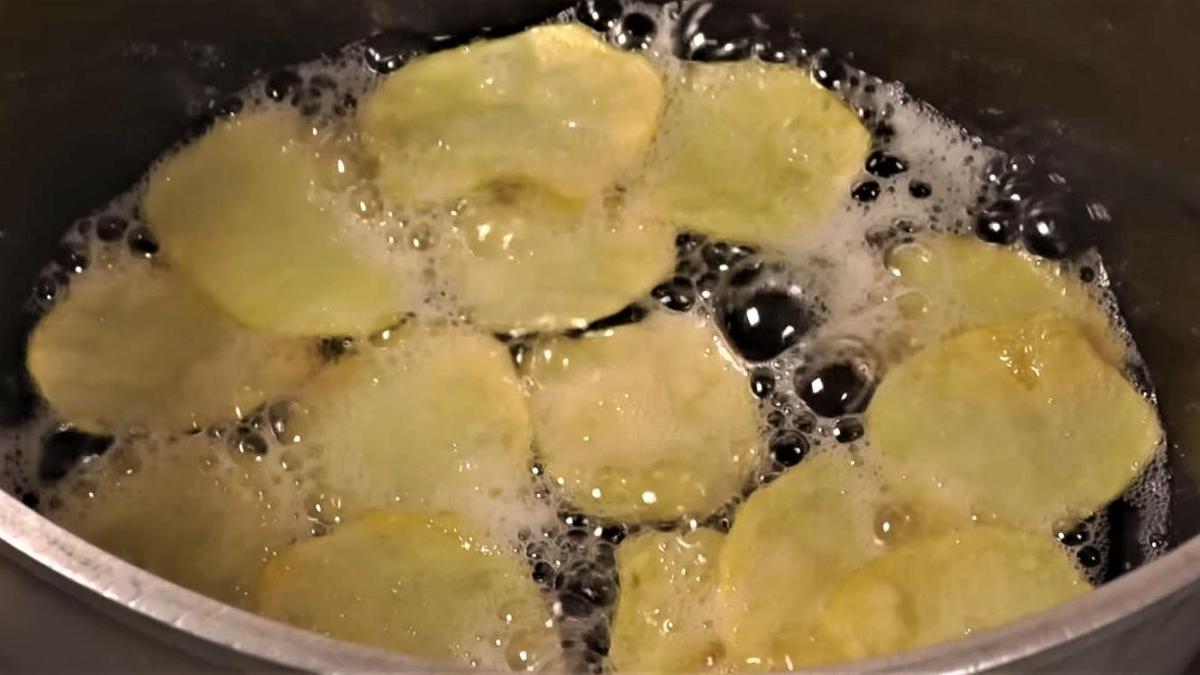 Картофельные чипсы обжаривают в масле