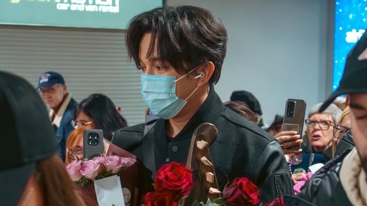 Димаш Кудайберген в аэропорту Латвии