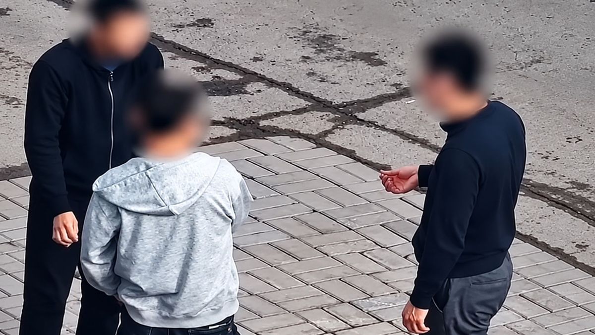 Мужчины курят в Астане