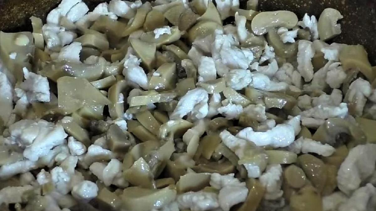 Обжарка курицы с грибами