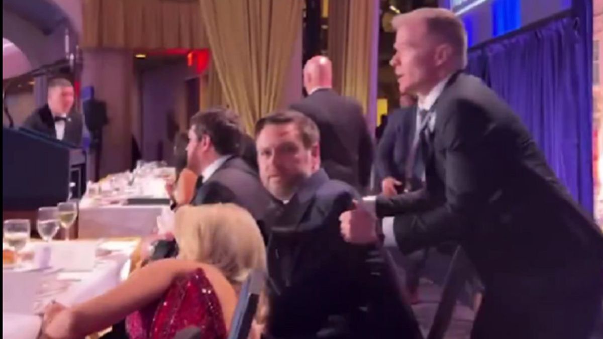 Джей Ди Вэнса выводят из зала