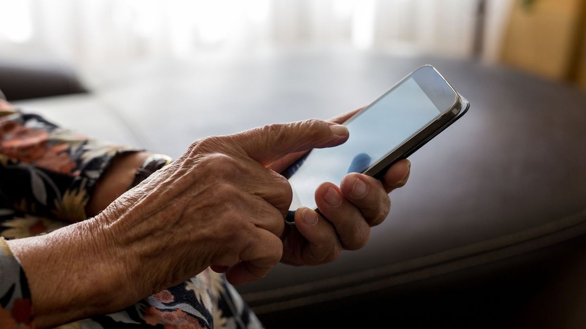 Пенсионерка с телефоном