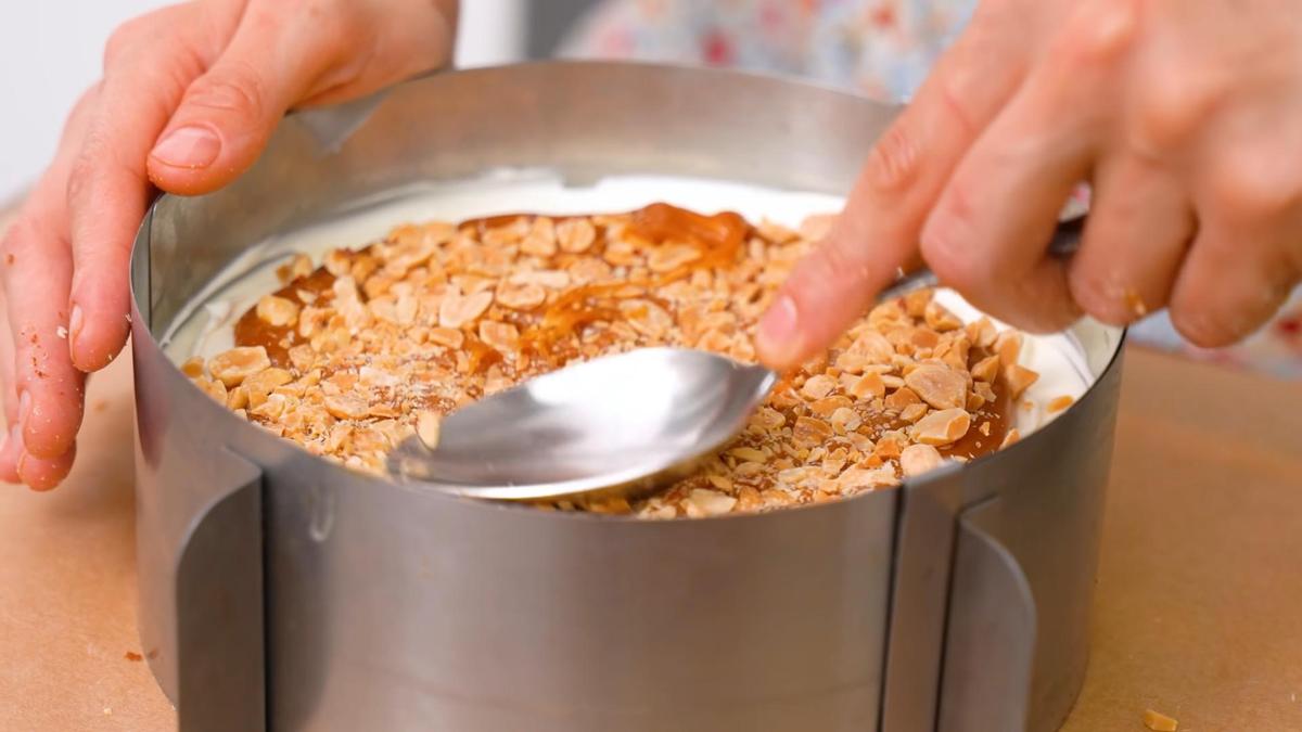 Коржи с кремом и карамелью, выложенные один на один в формовочном кольце