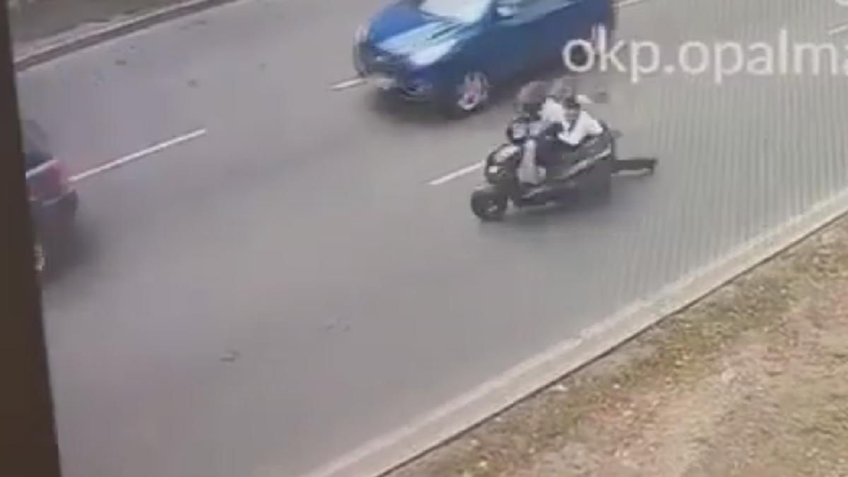Полицейского протащили на мопеде
