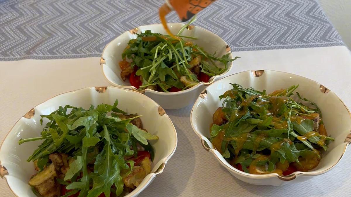 Рукола и соус в тарелке