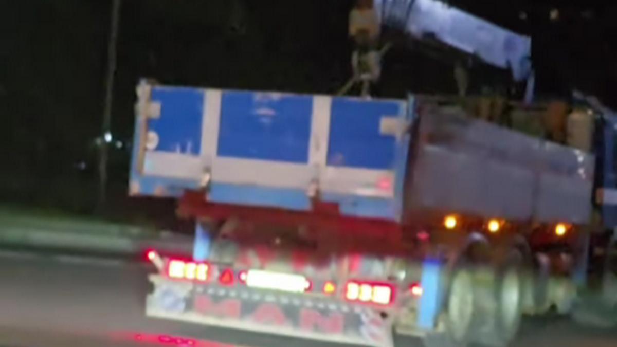 Манипулятор увозит плиты