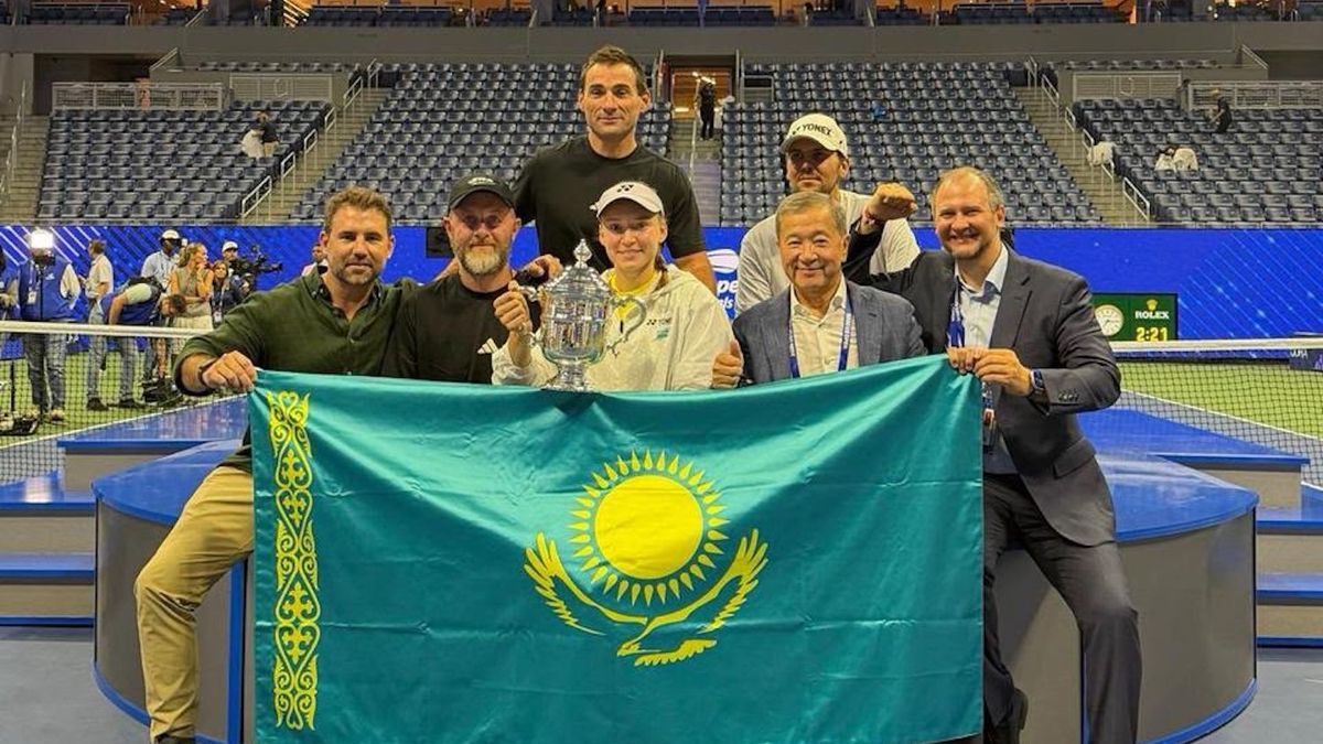 Елена Рыбакина с командой после победы на US Open