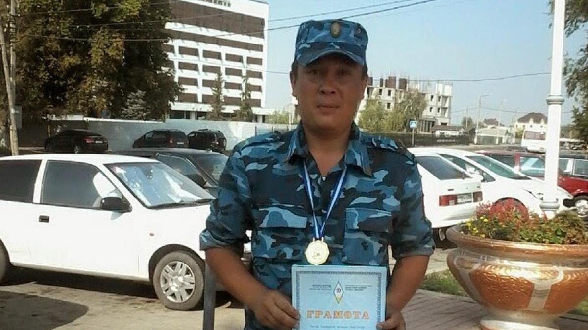 Тлек Кужамберлиев на улице с грамотой Тлек Кужамберлиев на улице с грамотой