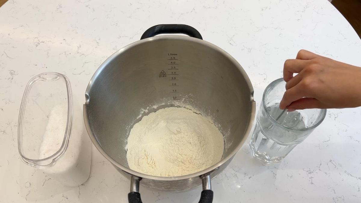 Соль, мука и вода