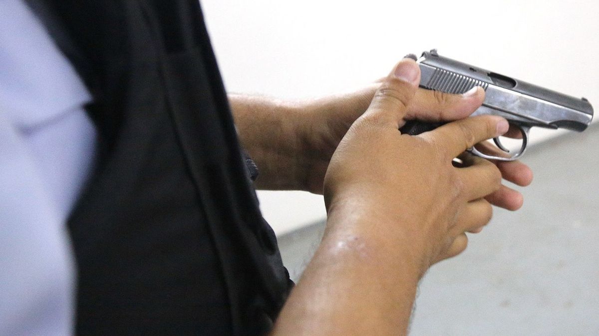 Полицейский с оружием