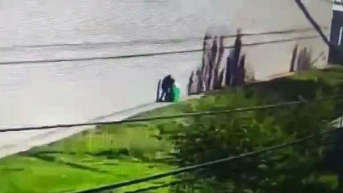 әйелді тонап жатқан күдікті әйелді тонап жатқан күдікті