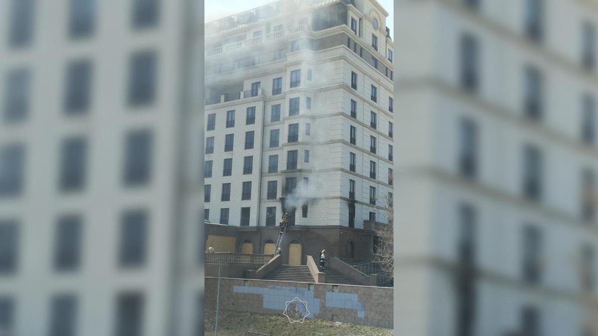 Пожар тушат в строящемся здании Пожар тушат в строящемся здании