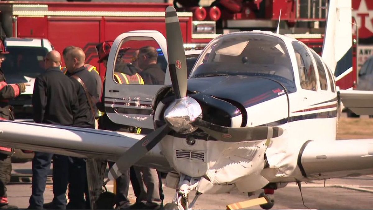 Одномоторный самолет совершил посадку на дорогу