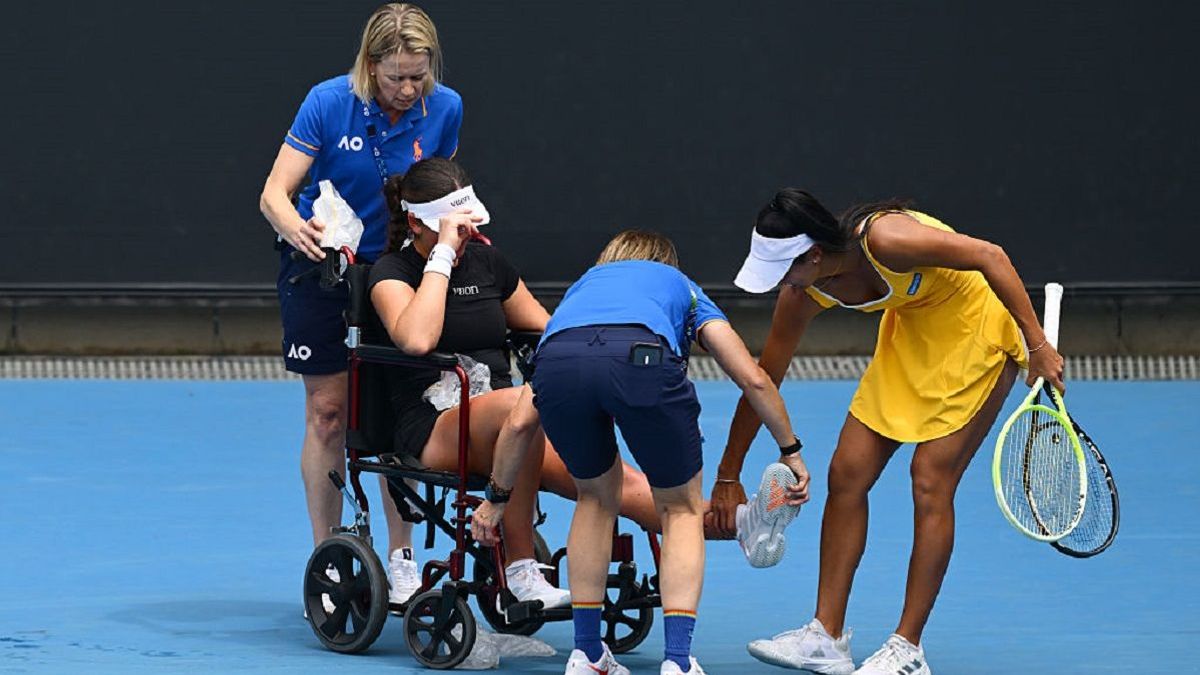 Марину Стакушич увозят с корта