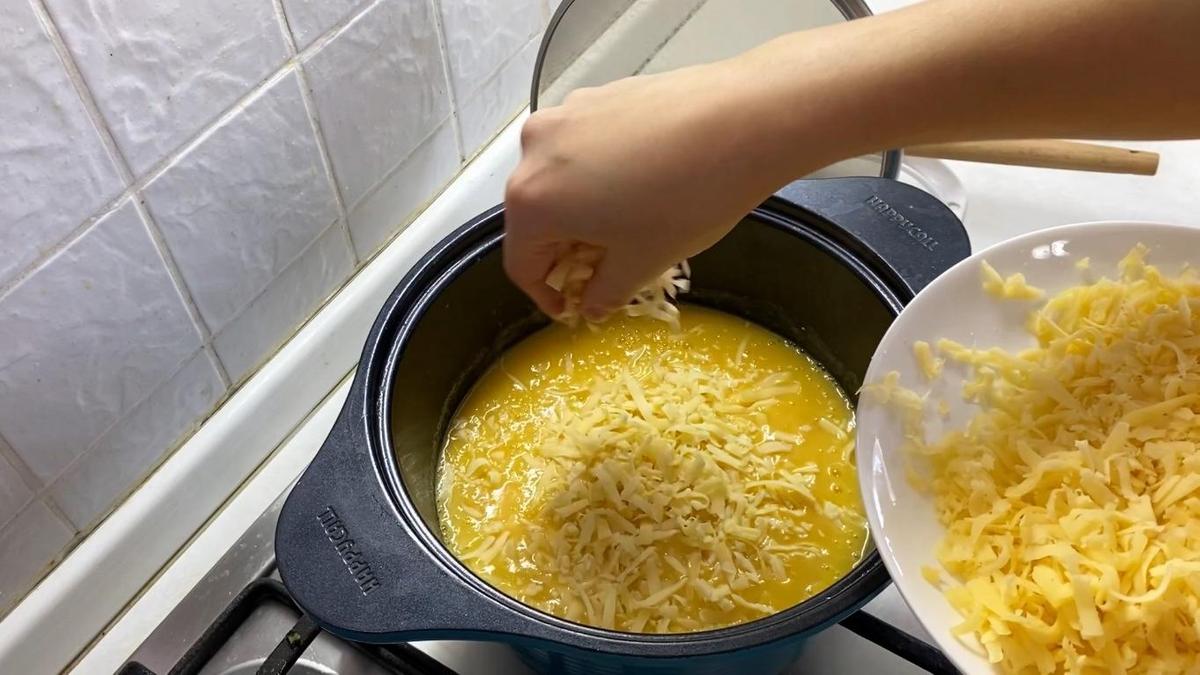 Добавление тертого сыра
