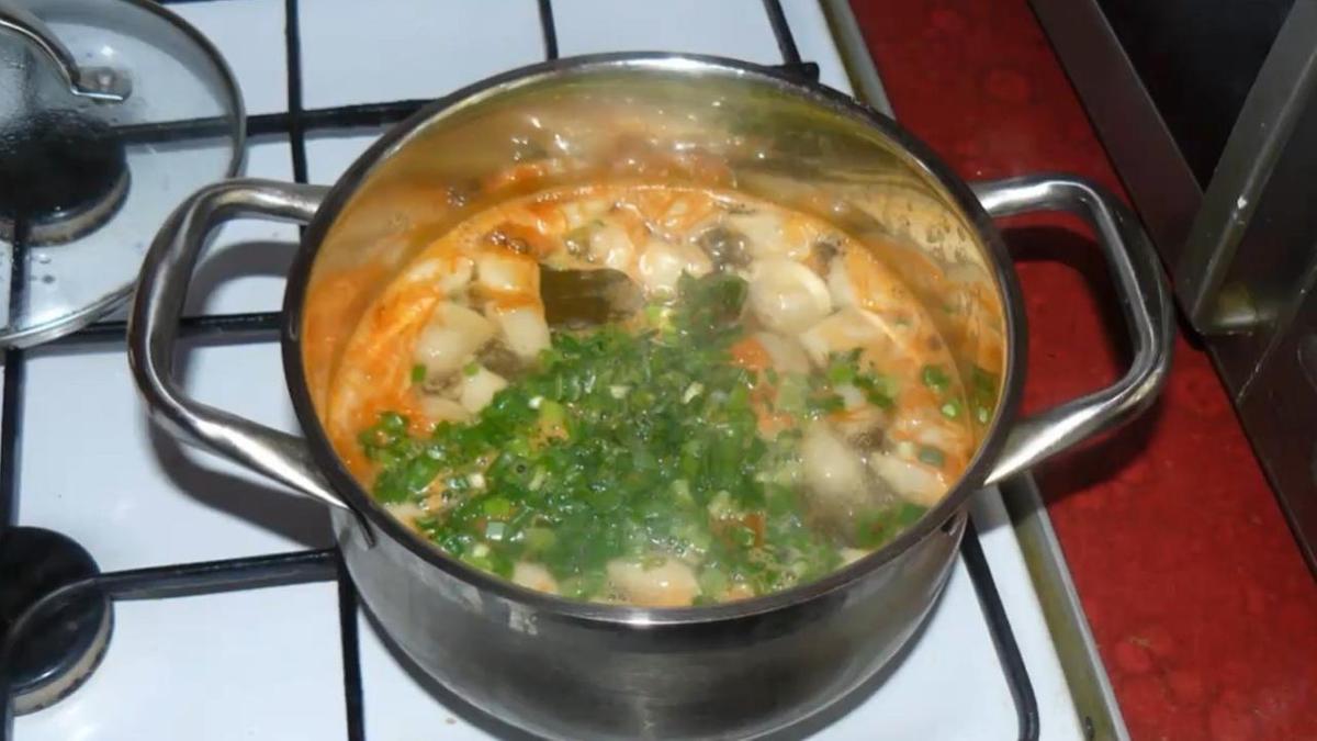 Бульон приправлен зеленью