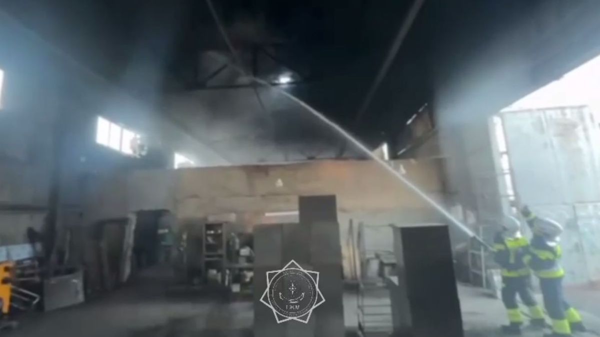 Пожарные тушат возгорание в цеху