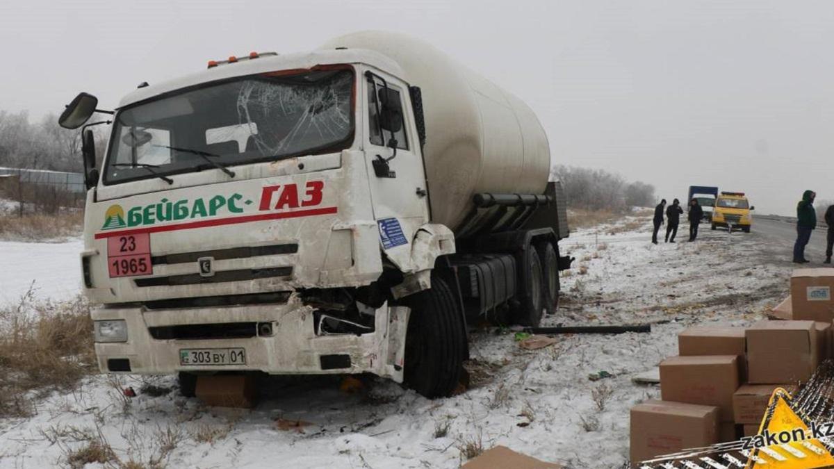 КамАЗ въехал в грузовик