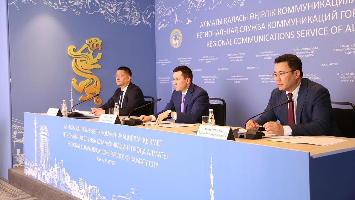 Участники брифинга