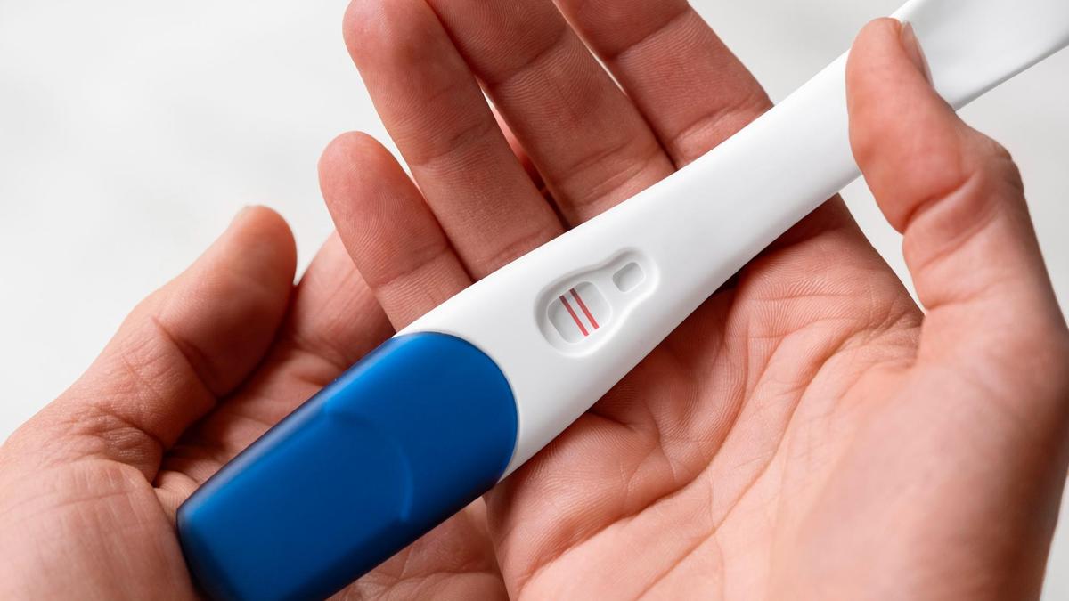 Позитивный тест на беременность в руках