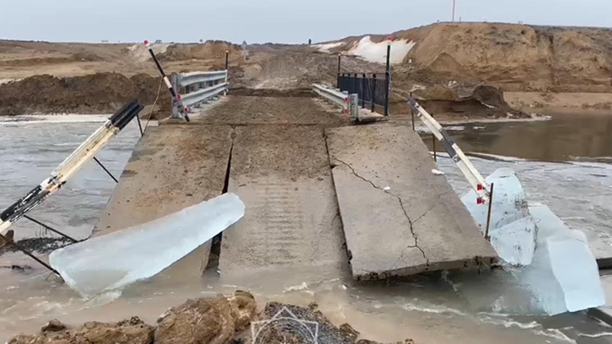 Шідерті өзендегі су шайып кеткен уақытша көпір Шідерті өзендегі су шайып кеткен уақытша көпір
