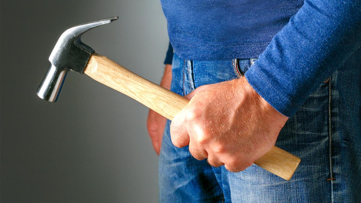 Молоток в руке у мужчины