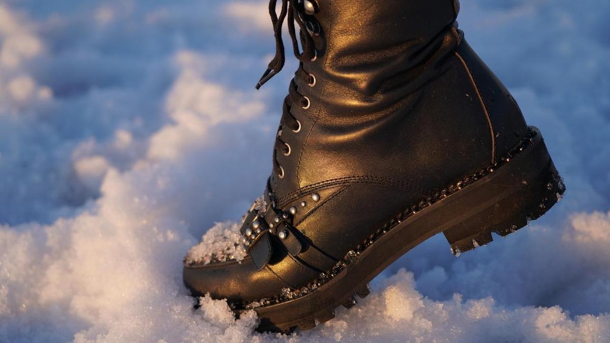 Что сделать, чтобы обувь не скользила на зимней дороге