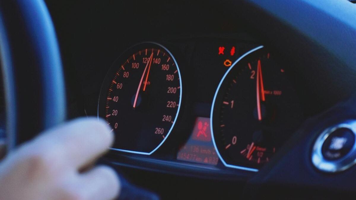 Спидометр на авто фиксирует превышение скорости
