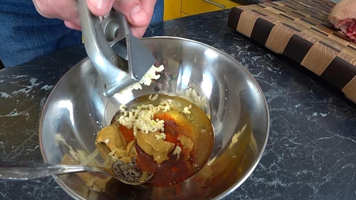 В маринад добавляют чеснок