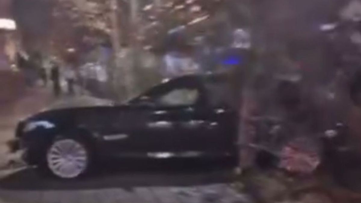 Автомобиль врезался в дерево