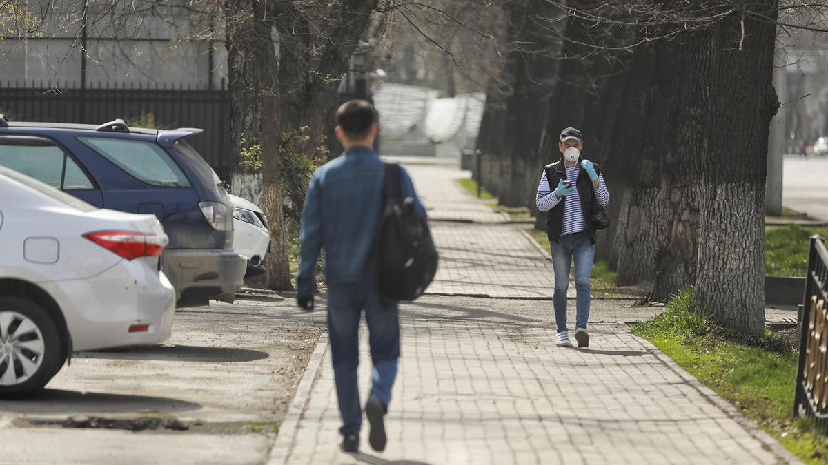 Двое парней идут на улице