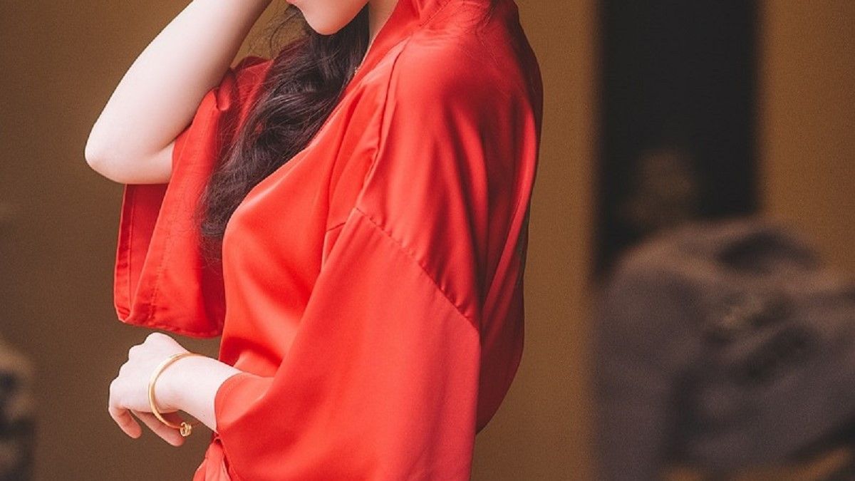 Женщина в халате