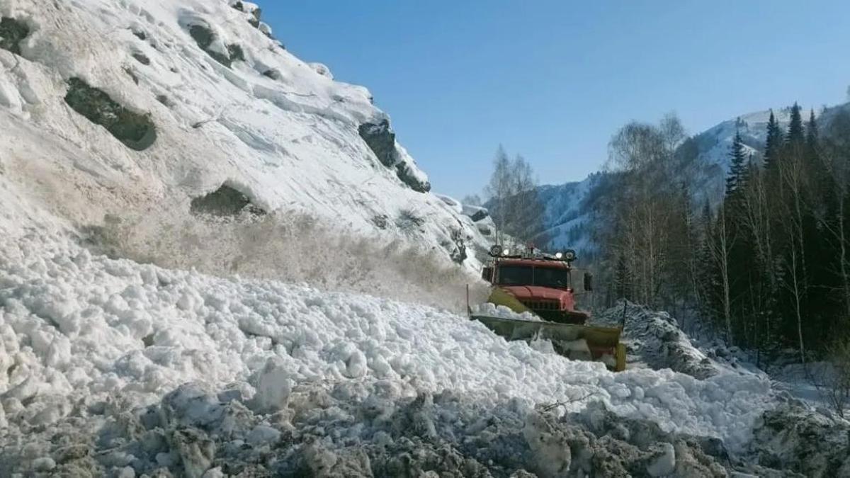 Спецтехника убирает снежную массу