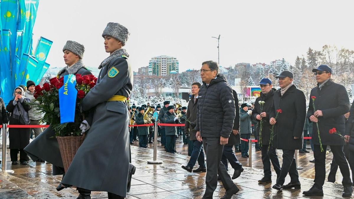 Аким Алматы возложил цветы к монументу Независимости