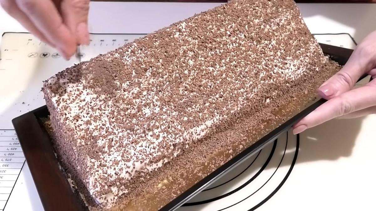 Торт декорируют шоколадом