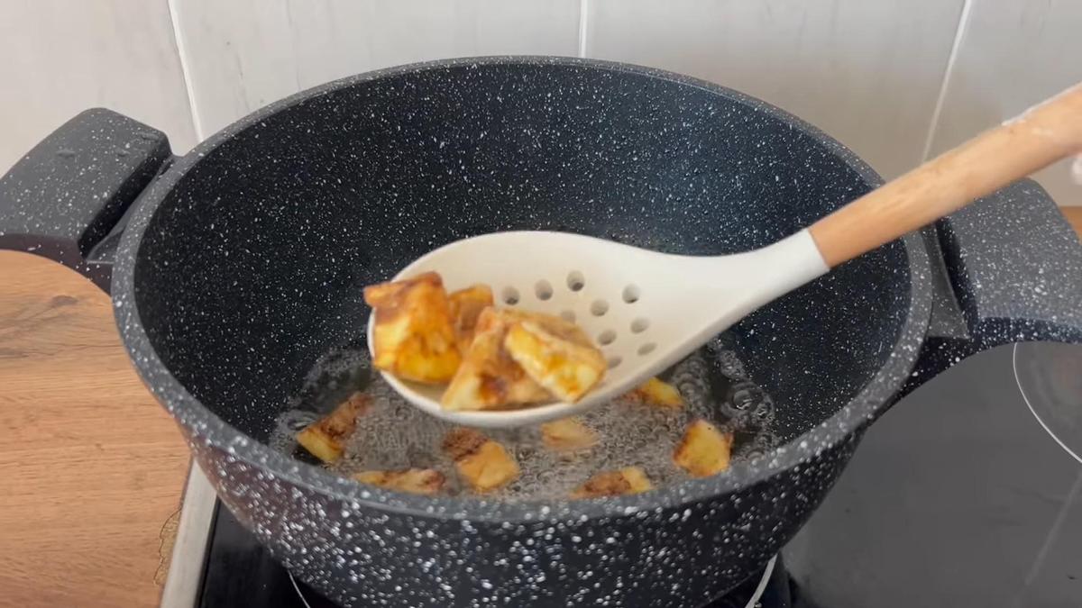 В казане обжаренные кусочки баклажанов