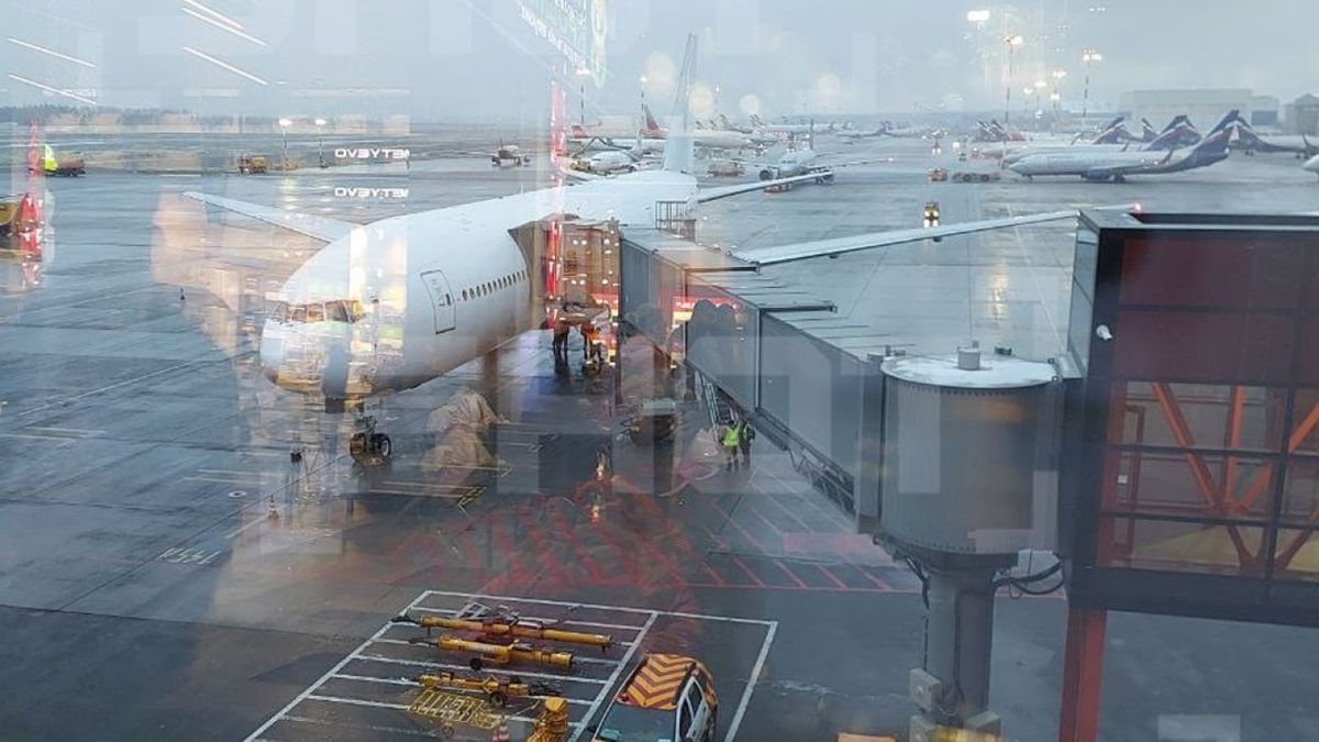 Самолет, у которого загорелся двигатель