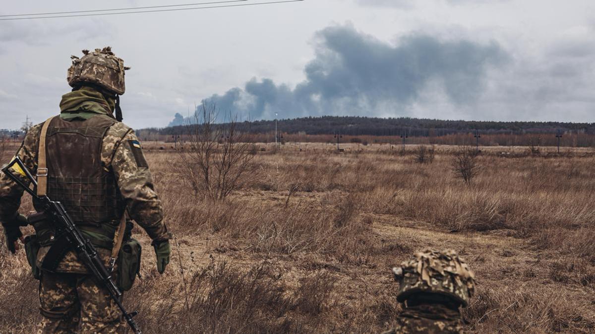 Двое военных на линии огня